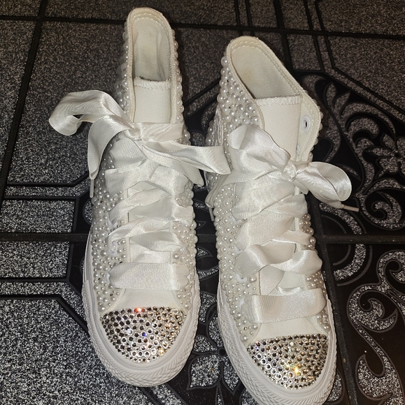 Custom made Swarovski And Pearls high top converse - Picture 5 of 11